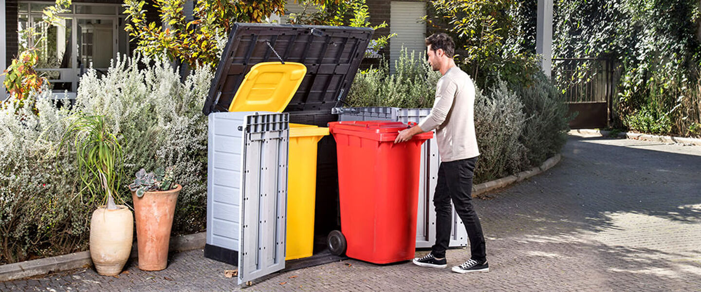 Coffre range poubelles d'extérieur ouvert avec homme