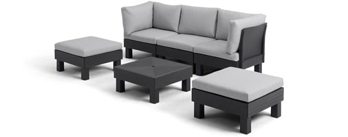 Sofá modular con configuración formada por sofá de 3 plazas con reposabrazos laterales+ dos banquetas con cojín, sin respaldo ni reposabrazos + mesa baja
